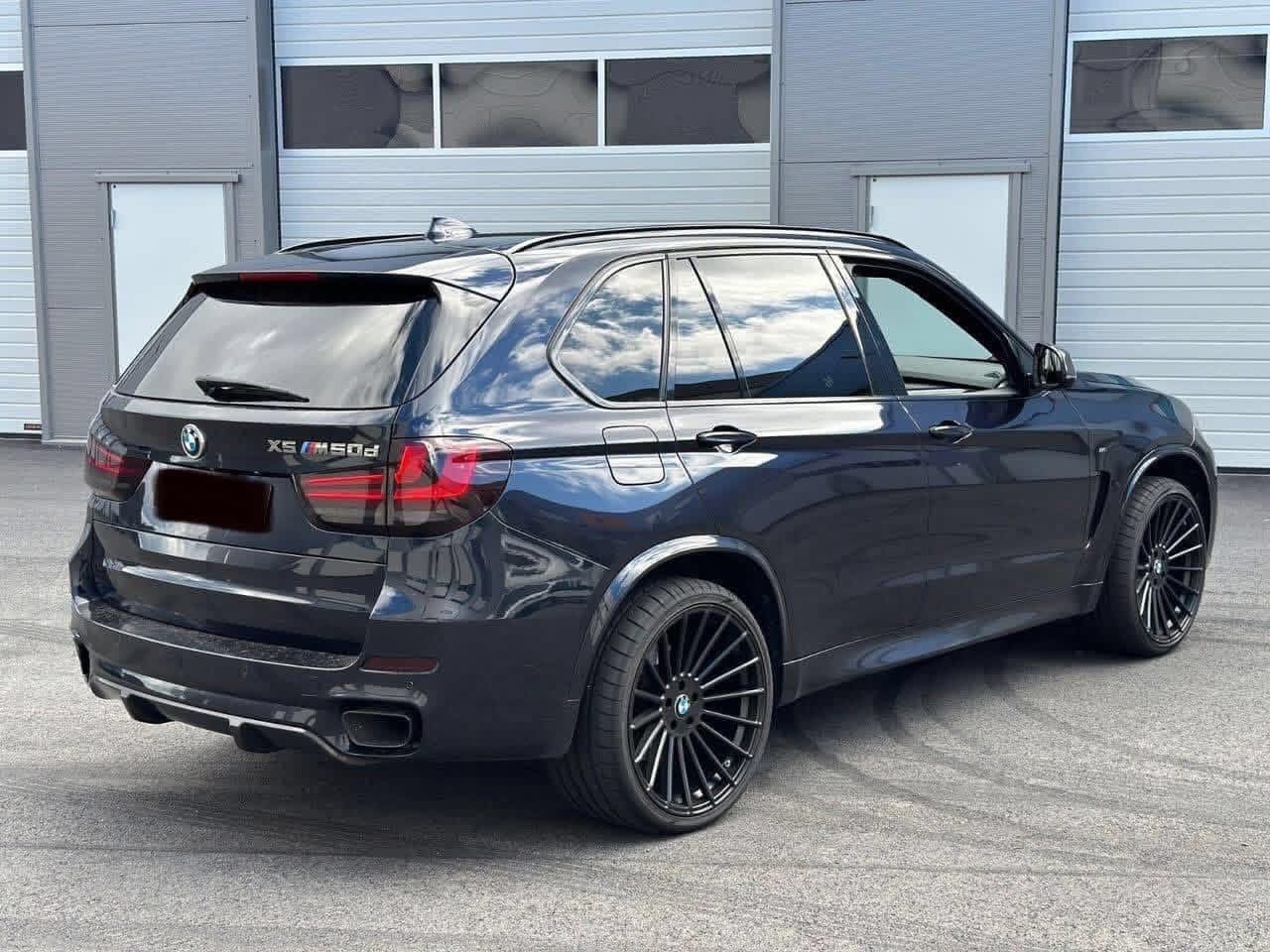 BMW X5 M50d - photo 35