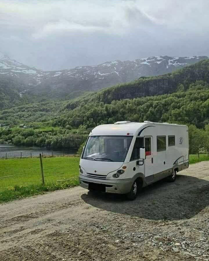 BURSTNER ELEGANCE i685
