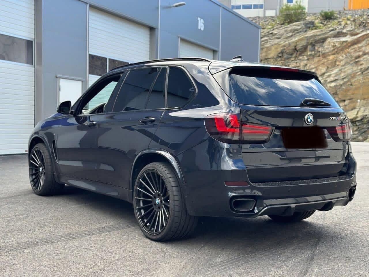 BMW X5 M50d - photo 34